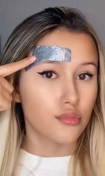 Bikin alis rapi bagi pemula pakai 1 jenis produk perekat TikTok