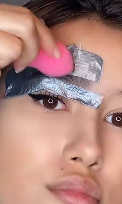 Bikin alis rapi bagi pemula pakai 1 jenis produk perekat TikTok