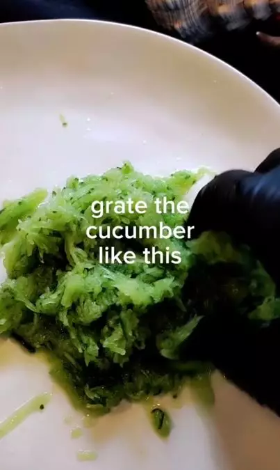 Cerahkan kantung mata hitam pakai krim dari 1 jenis buah Berbagai sumber