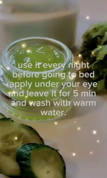 Cerahkan kantung mata hitam pakai krim dari 1 jenis buah Berbagai sumber