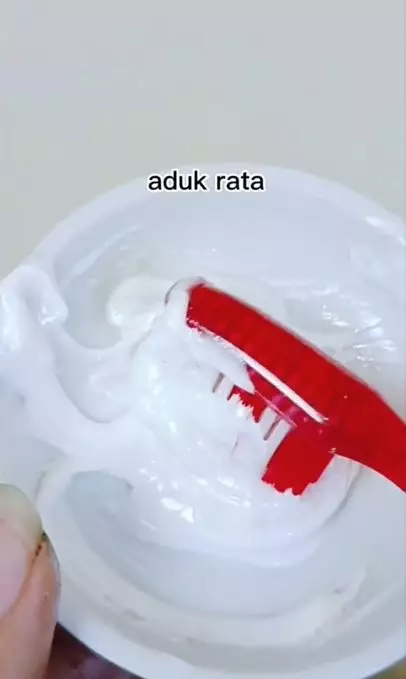 Putihkan gigi bernoda kuning Berbagai sumber