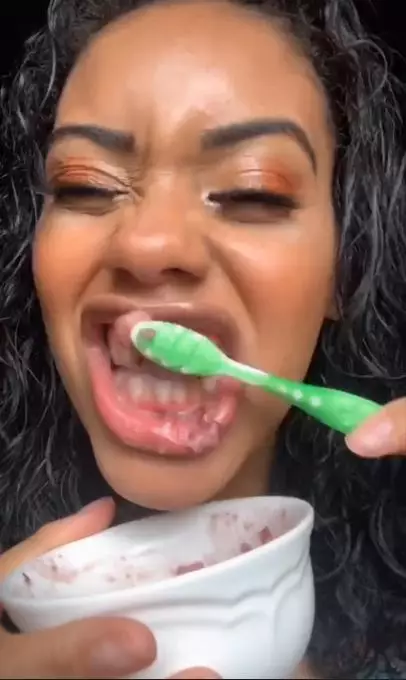 Putihkan gigi kuning dan berkerak Berbagai sumber Putihkan gigi kuning dan berkerak Berbagai sumber