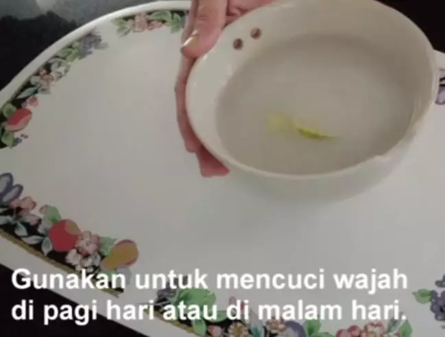 Putihkan wajah kusam dan penuh flek Berbagai sumber