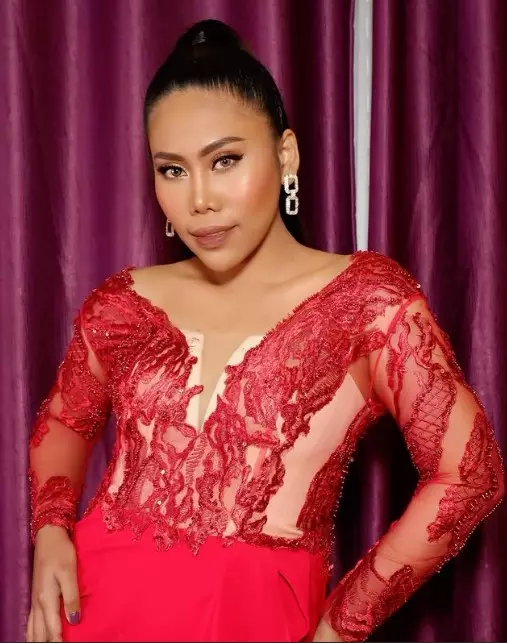 Evi Masamba usai perawatan tanam benang © berbagai sumber