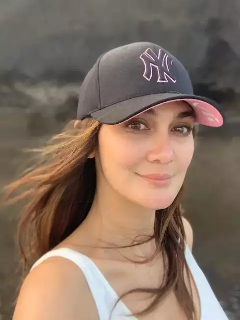 Luna Maya tanpa makeup jadi sorotan © berbagai sumber Luna Maya tanpa makeup jadi sorotan © berbagai sumber