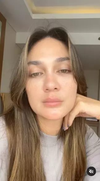 Luna Maya tanpa makeup jadi sorotan © berbagai sumber Luna Maya tanpa makeup jadi sorotan © berbagai sumber