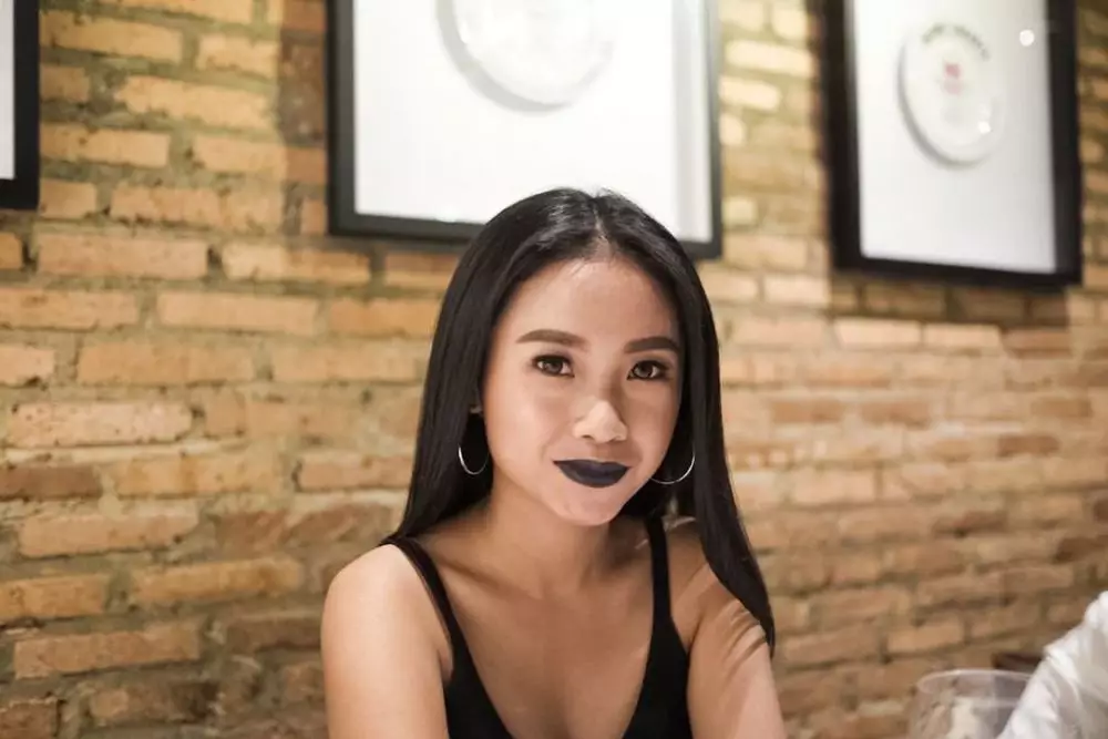 Ayya Renita tampil makeup tebal © Instagram