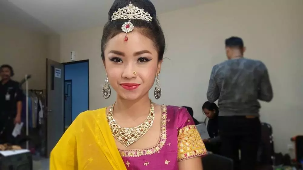 Ayya Renita tampil makeup tebal © Instagram