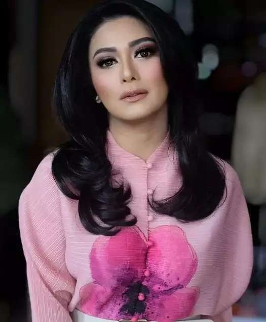 Tamara Geraldine pakai makeup tebal © Instagram Tamara Geraldine pakai makeup tebal © Instagram