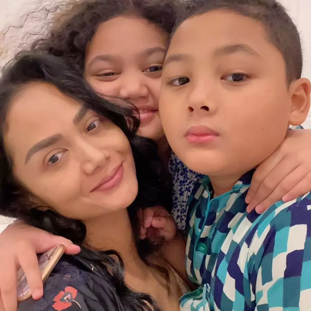 seleb sulam alis tanpa makeup © instagram