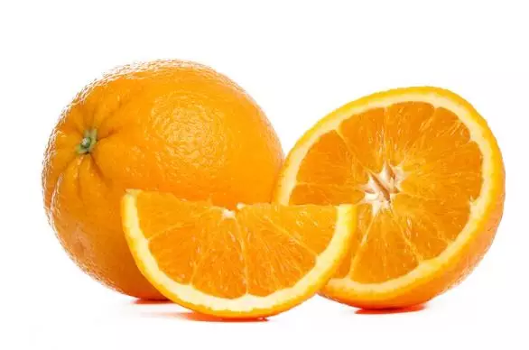 Pudarkan kantung mata hitam pakai jeruk Berbagai sumber