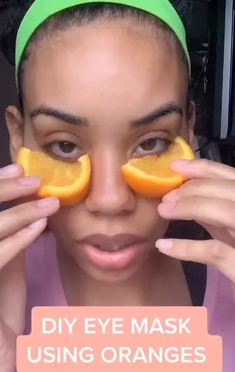 Pudarkan kantung mata hitam pakai jeruk Berbagai sumber