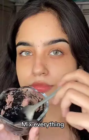 Hempas komedo hitam di area hidung Berbagai sumber