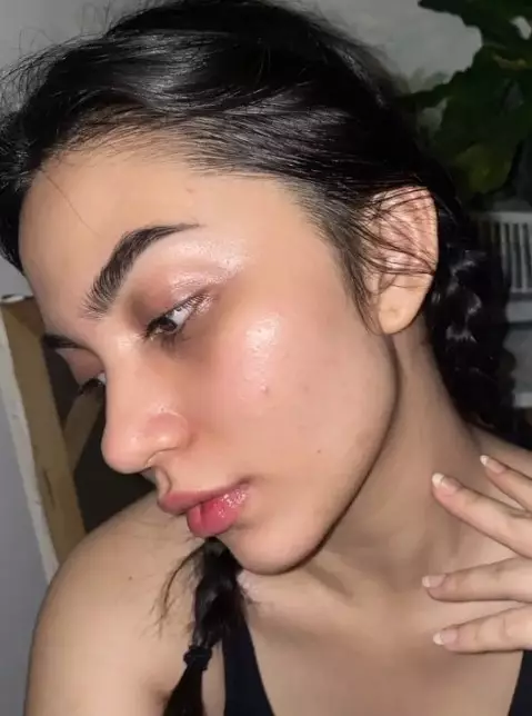 Ariel Tatum tanpa extension bulu mata © Instagram