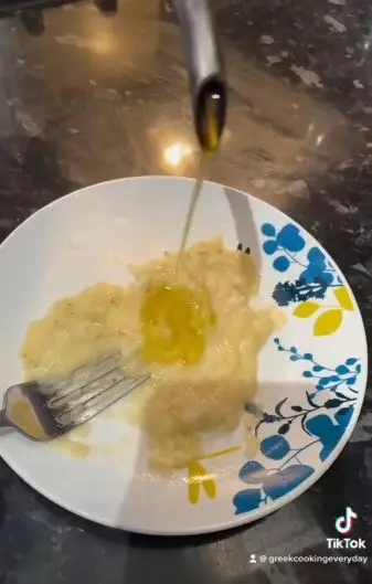 Kencangkan wajah mengendur pakai minyak zaitun Berbagai sumber