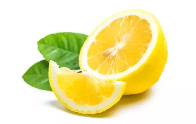 Pudarkan flek dan noda hitam pakai masker lemon Berbagai sumber