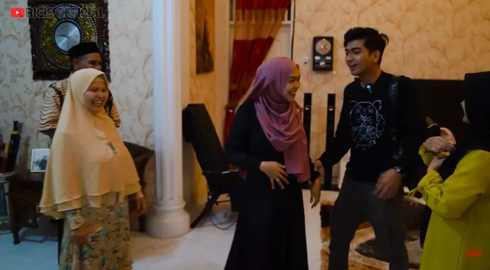 momen seleb mudik ke kampung halaman suami © berbagai sumber momen seleb mudik ke kampung halaman suami © berbagai sumber