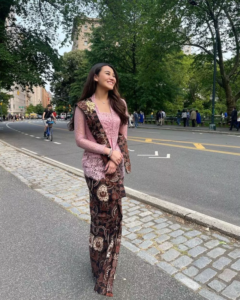 potret cantik anak penyanyi saat pakai kebaya © berbagai sumber