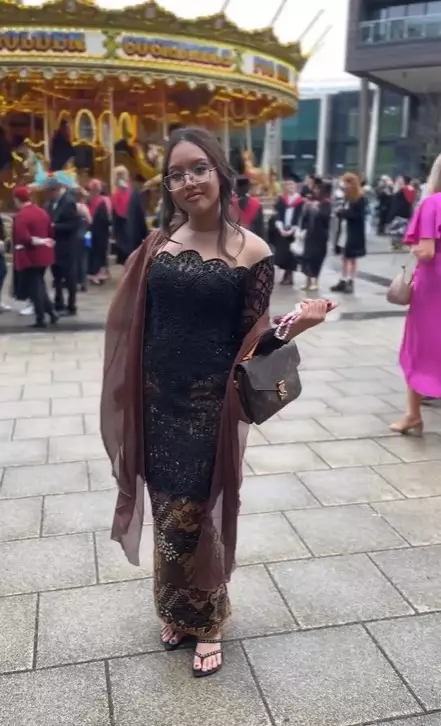 potret cantik anak penyanyi saat pakai kebaya © berbagai sumber