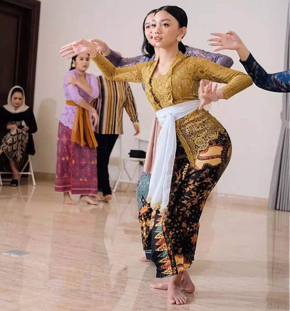 potret cantik anak penyanyi saat pakai kebaya © berbagai sumber