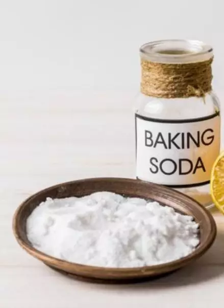 Bersihkan pori tersumbat penyebab komedo pakai baking soda Berbagai sumber