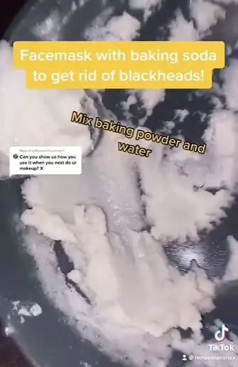 Bersihkan pori tersumbat penyebab komedo pakai baking soda Berbagai sumber