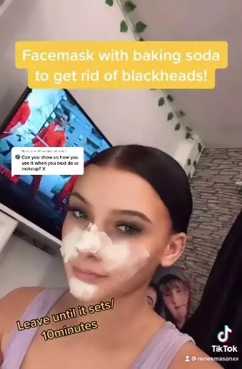 Bersihkan pori tersumbat penyebab komedo pakai baking soda Berbagai sumber