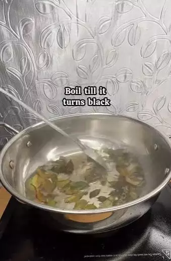 Menghambat tumbuhnya uban pakai daun kari Berbagai sumber