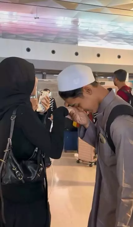 momen umi pipik lepas kepergian anak bungsu © instagram momen umi pipik lepas kepergian anak bungsu © instagram