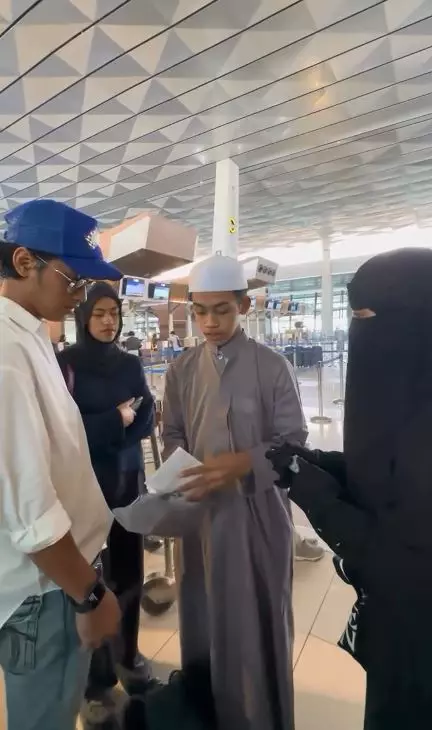 momen umi pipik lepas kepergian anak bungsu © instagram momen umi pipik lepas kepergian anak bungsu © instagram