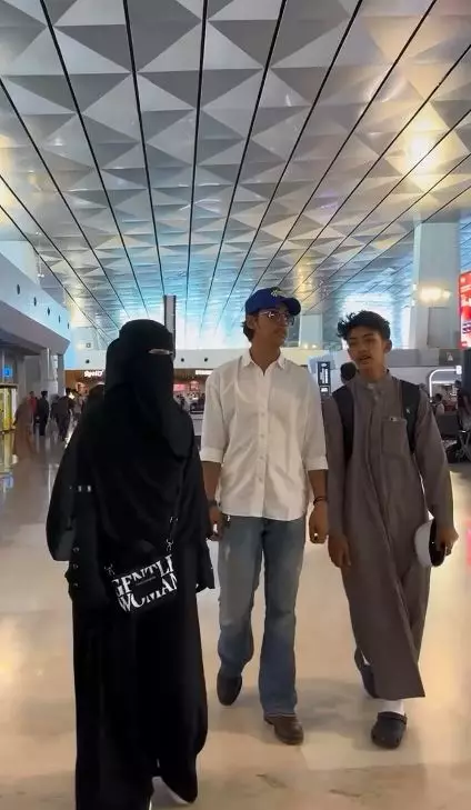 momen umi pipik lepas kepergian anak bungsu © instagram momen umi pipik lepas kepergian anak bungsu © instagram