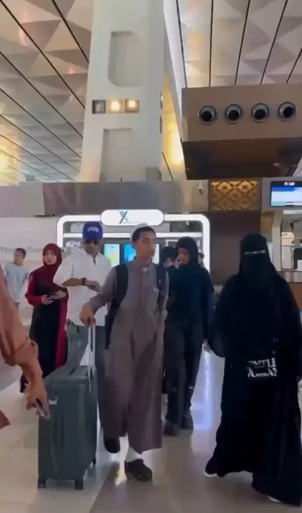 momen umi pipik lepas kepergian anak bungsu © instagram momen umi pipik lepas kepergian anak bungsu © instagram