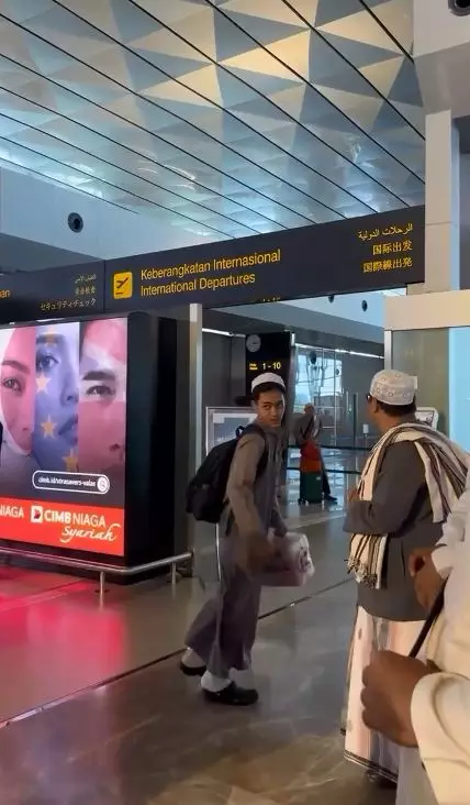 momen umi pipik lepas kepergian anak bungsu © instagram momen umi pipik lepas kepergian anak bungsu © instagram