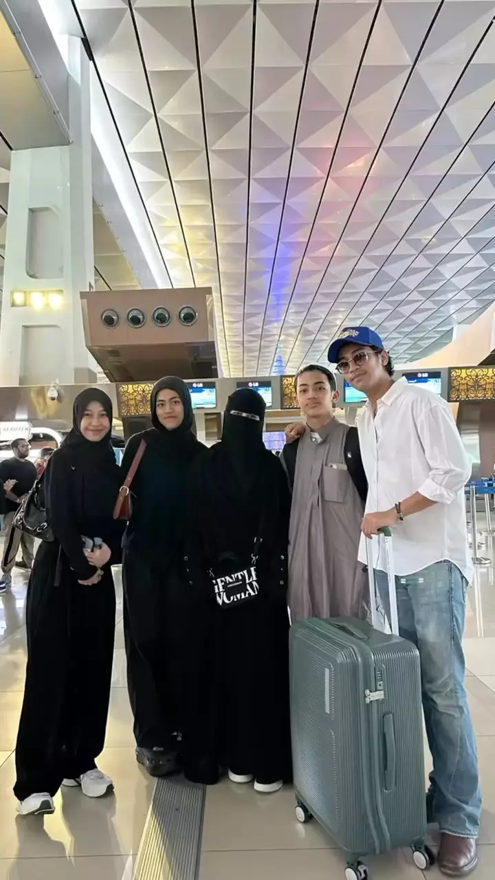 momen umi pipik lepas kepergian anak bungsu © instagram momen umi pipik lepas kepergian anak bungsu © instagram