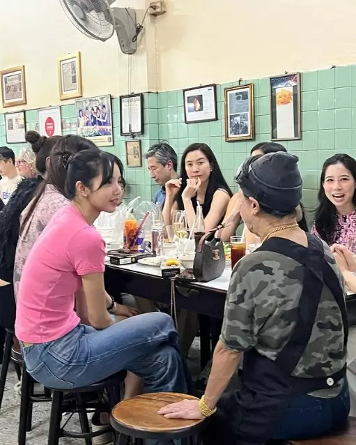 Lisa BLACKPINK di warung kaki lima © berbagai sumber Lisa BLACKPINK di warung kaki lima © berbagai sumber