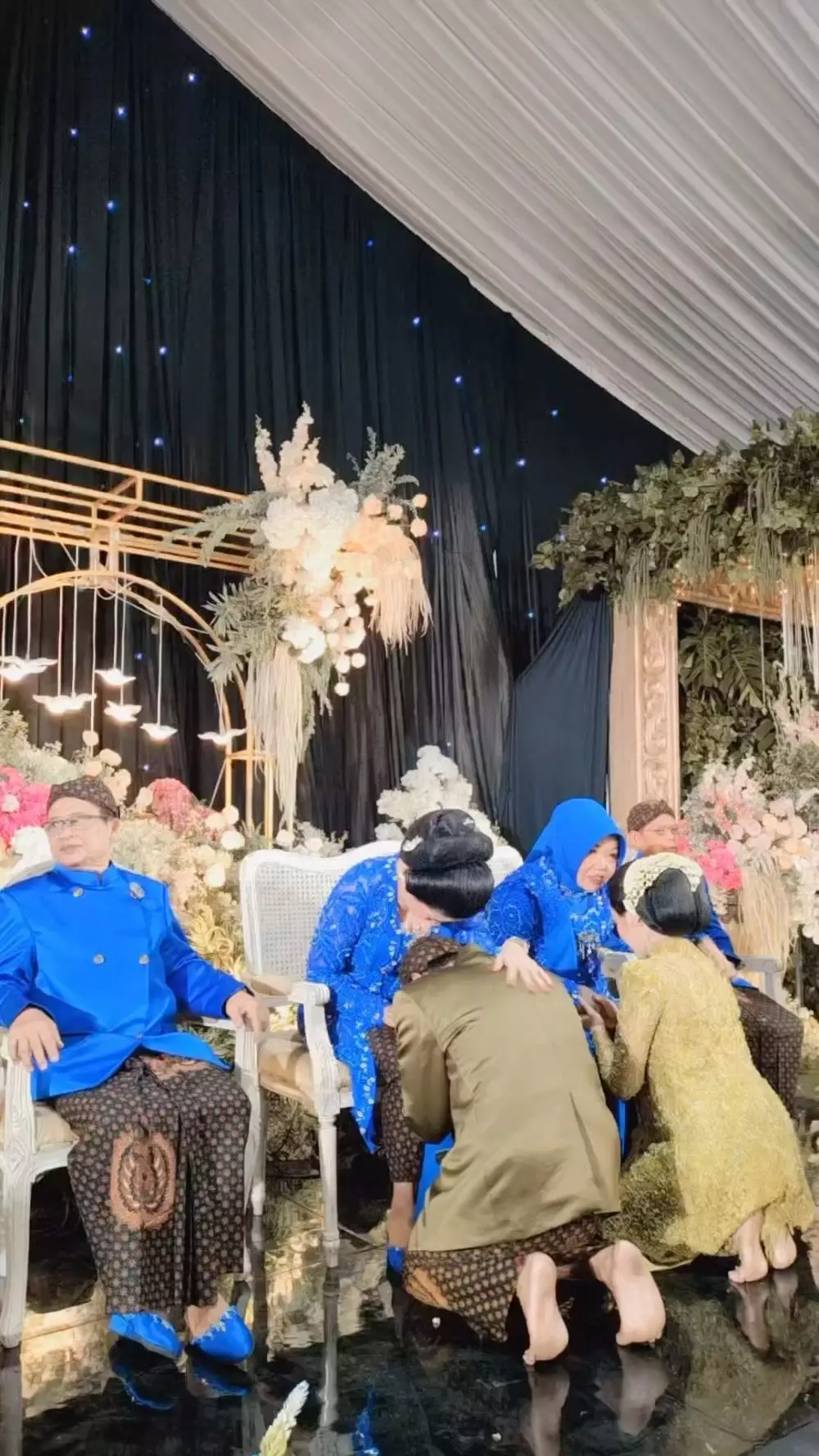 momen mitoni bella bonita dan denny caknan © instagram momen mitoni bella bonita dan denny caknan © instagram