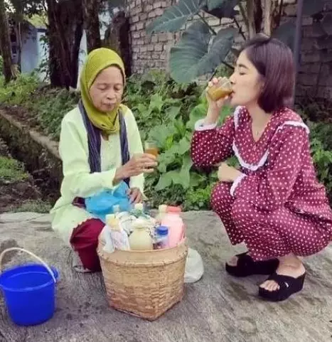 penyanyi jajan di pinggir jalan © berbagai sumber