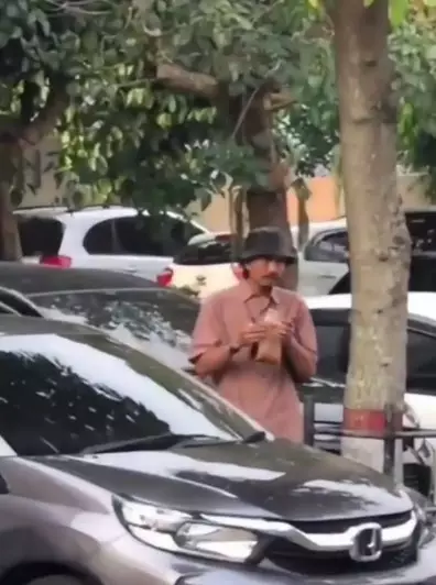 penyanyi jajan di pinggir jalan © berbagai sumber