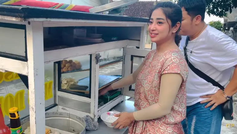 penyanyi jajan di pinggir jalan © berbagai sumber