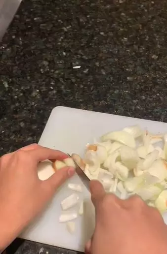 Bawang bombai atasi rambut rapuh dan mudah rontok  Berbagai sumber