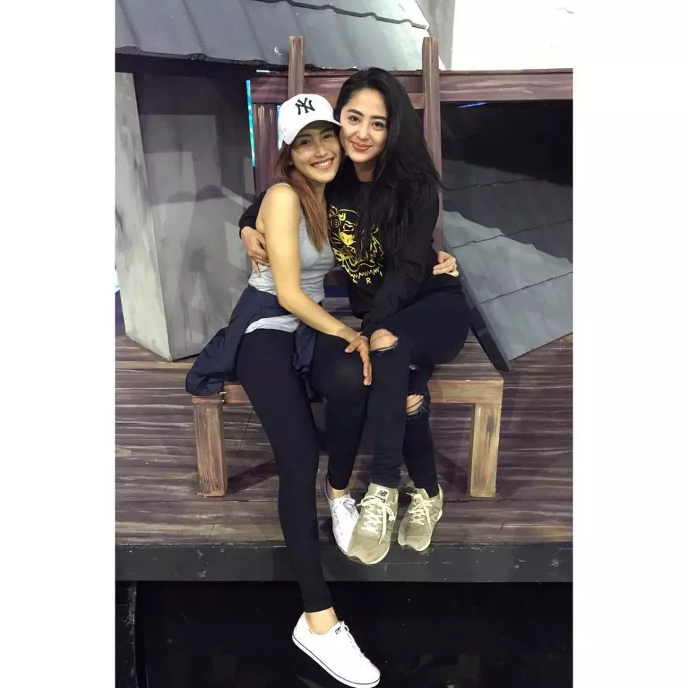 kebersamaan dewi perssik dan ayu ting ting © berbagai sumber