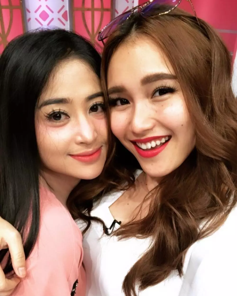 kebersamaan dewi perssik dan ayu ting ting © berbagai sumber