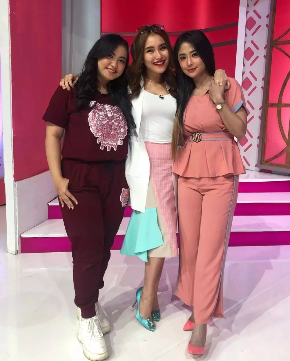 kebersamaan dewi perssik dan ayu ting ting © berbagai sumber
