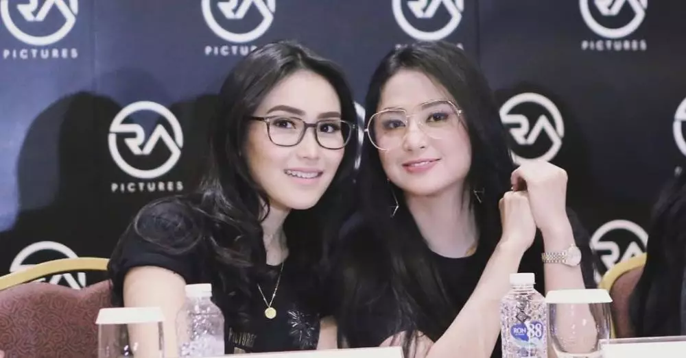 kebersamaan dewi perssik dan ayu ting ting © berbagai sumber
