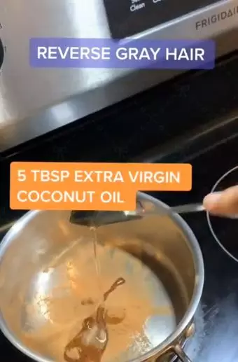 Menunda tumbuhnya uban pakai masker bubuk amla Berbagai sumber