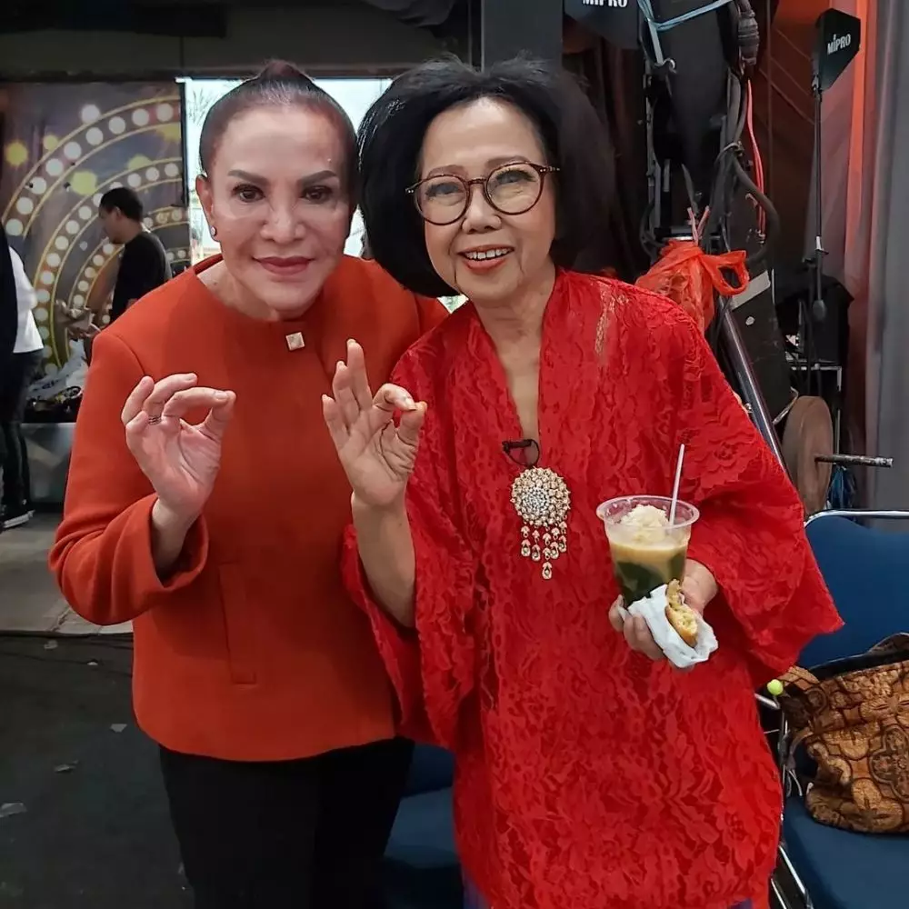 mpok atiek dulu pelawak top kini jualan es cincau © berbagai sumber