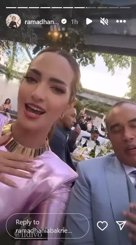 pesona nia ramadhani di ultah pernikahan mertua © 2023 brilio.net