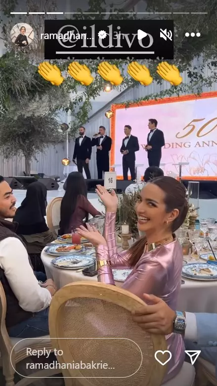 pesona nia ramadhani di ultah pernikahan mertua © 2023 brilio.net