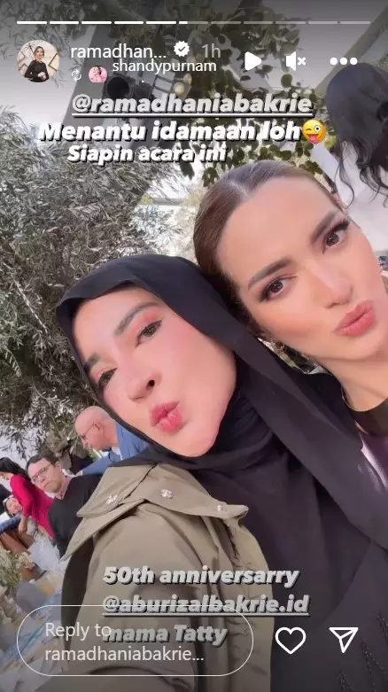 pesona nia ramadhani di ultah pernikahan mertua © 2023 brilio.net