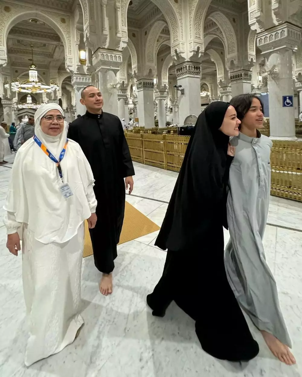 momen bcl laksanakan umroh ashraf © instagram momen bcl laksanakan umroh ashraf © instagram